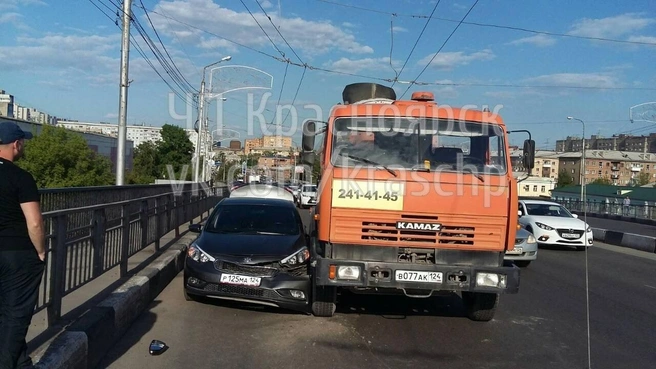 Авария произошла около 19:00, но трудности с движением сохраняются и сейчас