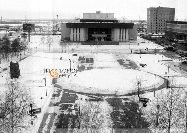 ДК «Энергетик» в 90-е годы. Сейчас в здании размещается Сургутская филармония | Источник: «История Сургута / Ретро Сургут» / vk.com