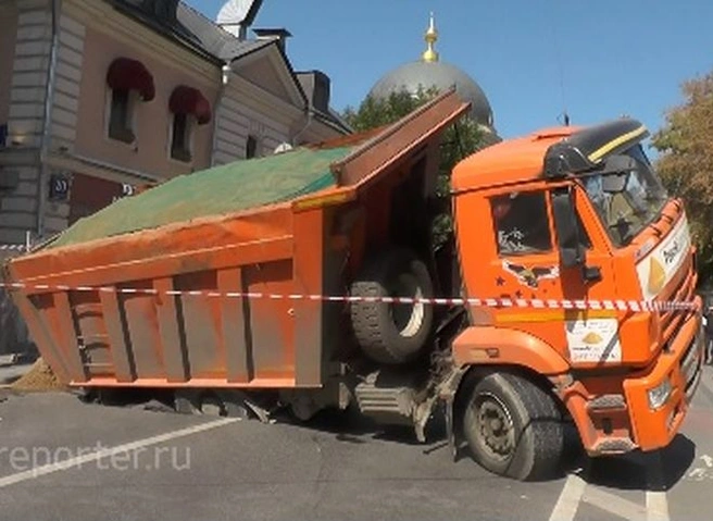 Грузовик провалился под землю в центре Москвы (видео) | ya62.ru