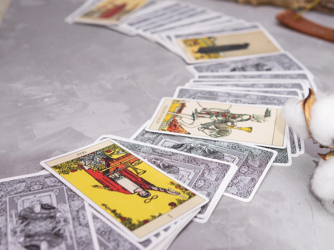 Тест: выберите карту Таро и узнайте, какое послание вам хочет передать Вселенная | marieclaire.ru