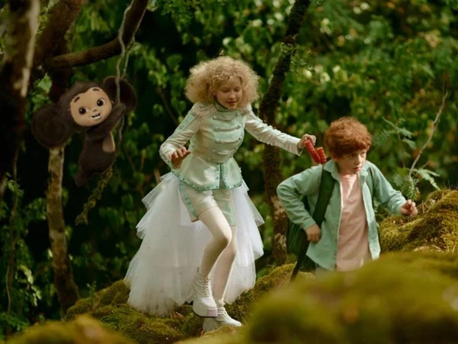 Новогодний кинопрокат снова обещает чудеса, семейные драмы и приключения — осталось выбрать настроение вечера | Источник: кадр из кинофильма «Чебурашка-2» (6+), реж. Дмитрий Дьяченко, киностудия Yellow, Black and White, 2025 год