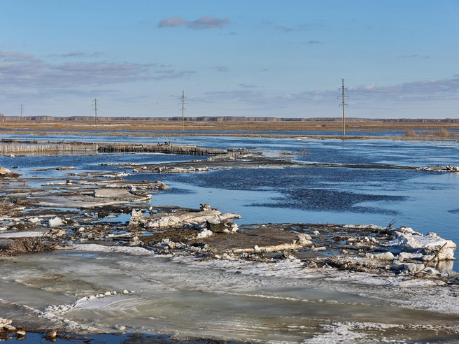 Улицы затоплены водой, хотя снег еще не полностью растаял. | Источник: Александр Ощепков / NGS.RU