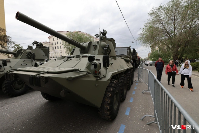 Новейшие бронетранспортеры тоже пройдут в составе колонны | Источник: Алексей Волхонский / V1.RU
