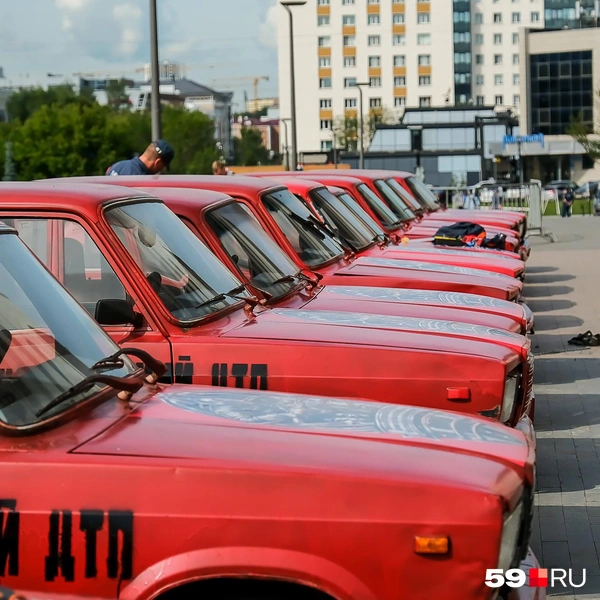 На этих авто специалисты МЧС отрабатывали действия при авариях | Источник: Василина Любимова / 59.RU