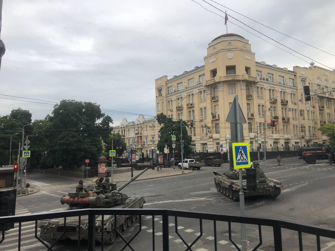 Люди в камуфляже и военная техника окружили штаб Южного военного округа в  Ростове: фото и видео - 24 июня 2023 - 76.ру