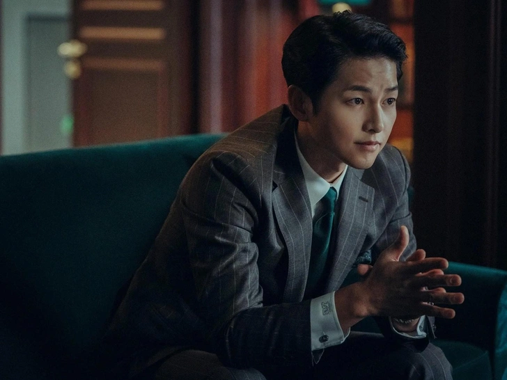 Сон Джун Ки в роли Винченцо Кассано | Источник: Кадр из дорамы «Винченцо»