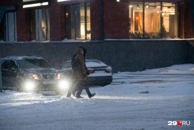 Женщина переходила дорогу и не заметила БМВ — машина, по её словам, превышала допустимую скорость | Источник: Иван Митюшёв / 29.RU