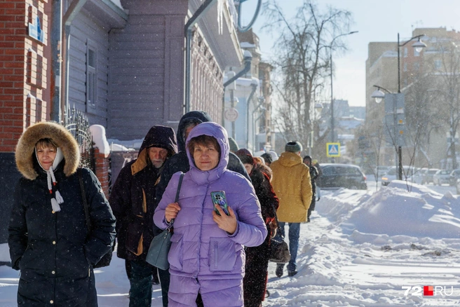 Некоторые гости Тюмени отправляются гулять по городу даже в крепкий мороз. Настоящие сибиряки! | Источник: Ирина Шарова / 72.RU 