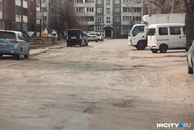 Во время поездки мы не раз ловили себя на мысли, что Второй Иркутск в плане дорожного покрытия выглядит более выигрышно | Источник: Даниил Конин / «ИрСити»