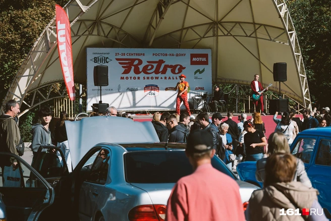 Параллельно в Парке революции проходило еще одно мероприятие — Retro motor show | Источник: Евгений Вдовин / 161.RU