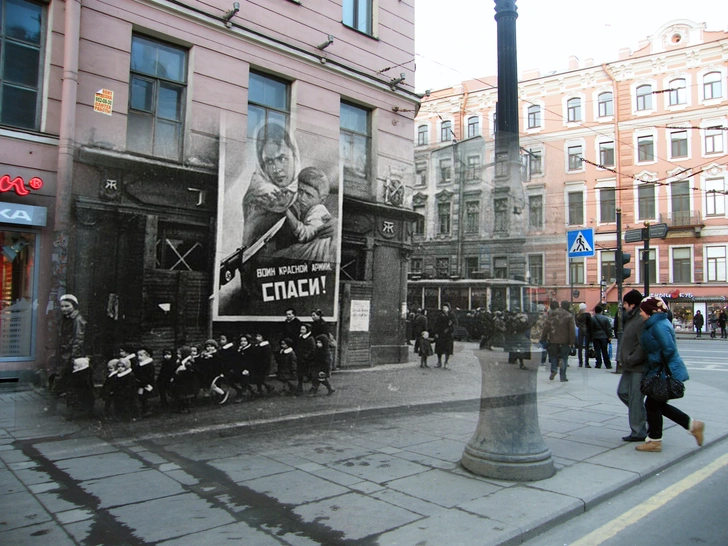 Ленинград 1941 года и Санкт-Петербург 2009-го. Дети блокадного города на углу Невского и Литейного проспектов | Источник: Сергей Ларенков