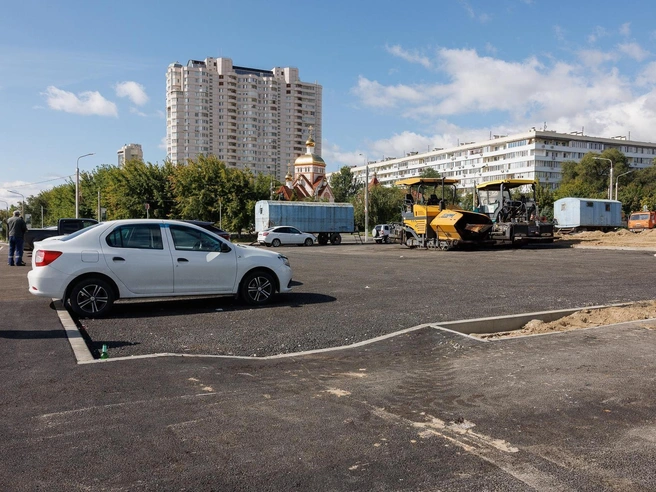 Работы по ремонту улицы должны были быть закончены еще в конце лета | Источник: Алексей Волхонский / V1.RU