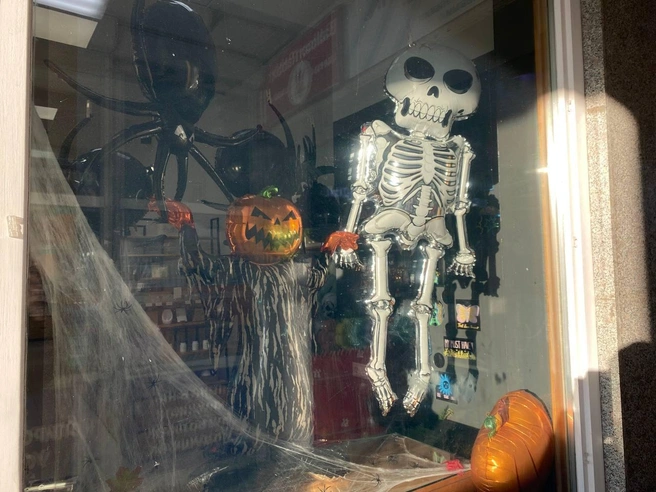 Примерно за неделю до праздника магазин косметики на улице Ленина оформил витрины надувными шарами, изображающими пауков, скелетов и тыквы. | Источник: Анастасия Хрипушина/NGS.RU