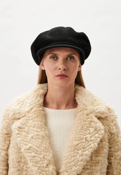 Шапки, береты и кепки: самые модные головные уборы зимы 2025/26 Шапки, береты и кепки: самые модные головные уборы зимы 2025/26