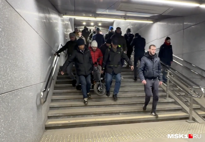 В общей сложности потребовалась помощь 16 человек | Источник: Дмитрий Толстошеев / MSK1.RU