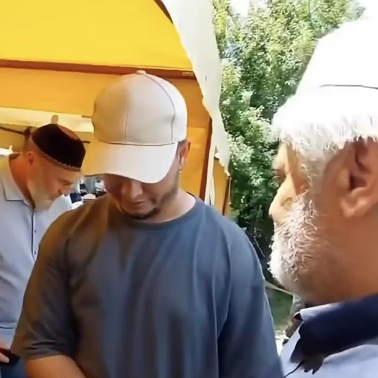 «Потерять ребенка — испытание»: отца Хизира Дербичева пытаются успокоить, а он еле держится