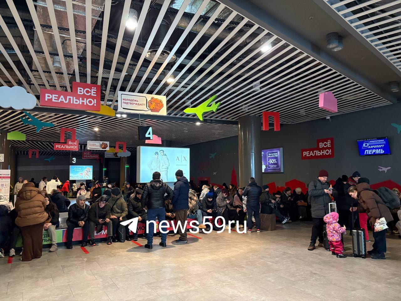 «Проторчали там час, замерзли»: во время опасности БПЛА людей вывели из Большого Савино, они стояли у взлетной полосы