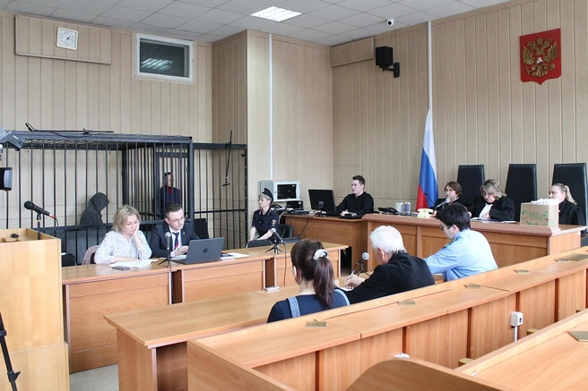 Обвиняемый прятал лицо в капюшоне | Источник: Новосибирский областной суд