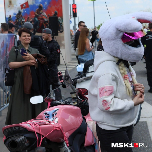 Креатив мотосообщества особенно ярко заметен на шлемах | Источник: Артем Устюжанин / MSK1.RU