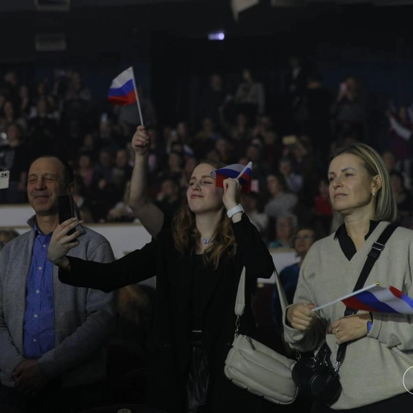 Организаторы раздают российские триколоры  | Источник: Кирилл Поверинов / 76.RU