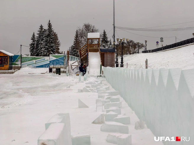 Забор в виде зубьев | Источник: Булат Салихов / UFA1.RU
