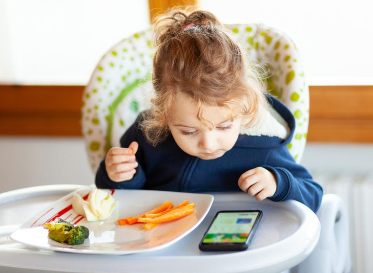 Почему родителям на самом деле нельзя давать ребенку смартфон в раннем возрасте