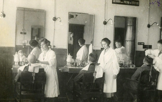 1936 год. Горожане в парикмахерской № 1 по улице Кирова. Над зеркалом справа&nbsp;— лозунг «Одеколон не роскош а гигиена» (орфография и пунктуация сохранены) | Источник: фонды ОГАЧО