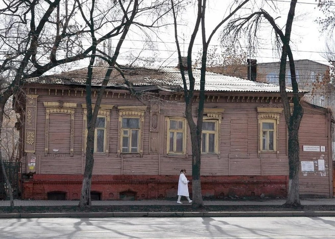 Дом купца Андрея Фроловича Кожевникова построен в 1850-70-х годах, он примечателен как своим внешним видом и уникальными деревянными «часами» на фасаде, так и городской легендой | Источник: Том Сойер Фест&nbsp;— Самара