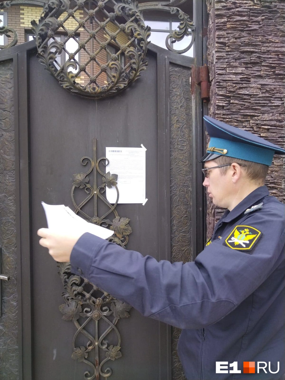 Приставы дважды приезжали к дому. В первый раз они оставили уведомление, во второй — выселили семью, вскрыв замок | Источник: читатель E1.RU Иван