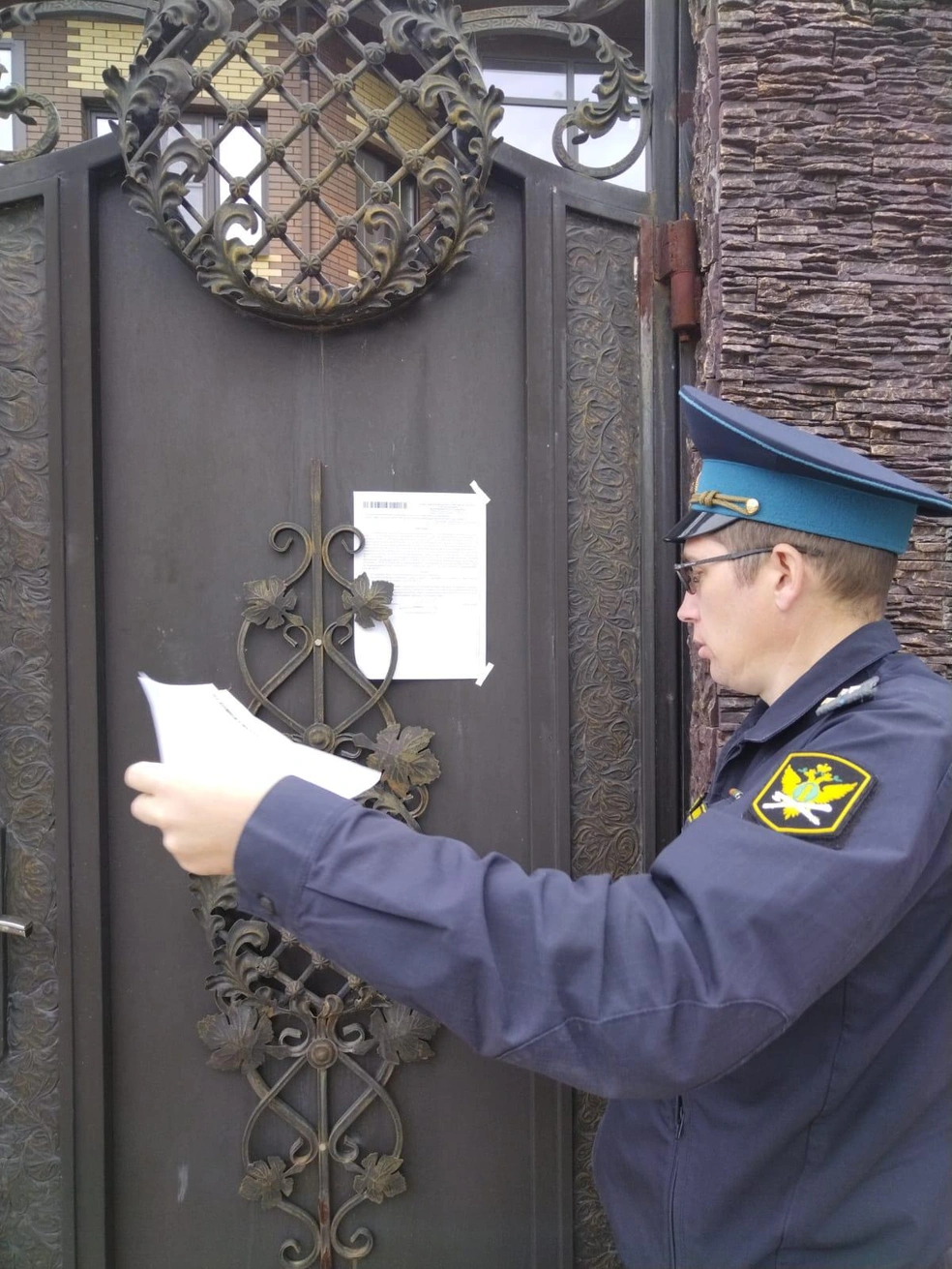 Приставы дважды приезжали к дому. В первый раз они оставили уведомление, во второй выселили семью, вскрыв замок | Источник: читатель E1.RU Иван