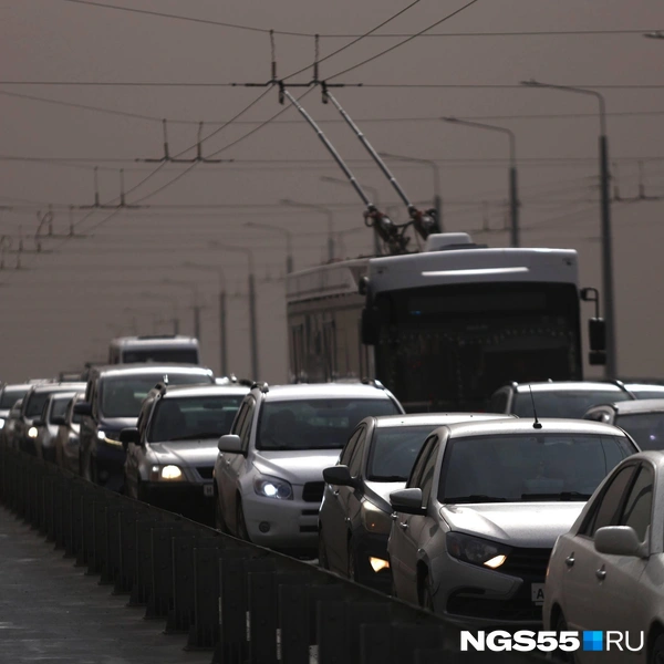 На снеге в апреле сюрпризы погоды не закончились. В 2025 году омичи стали свидетелями страшной пыльной бури, которая накрыла город | Источник: Евгений Софийчук / NGS55.RU