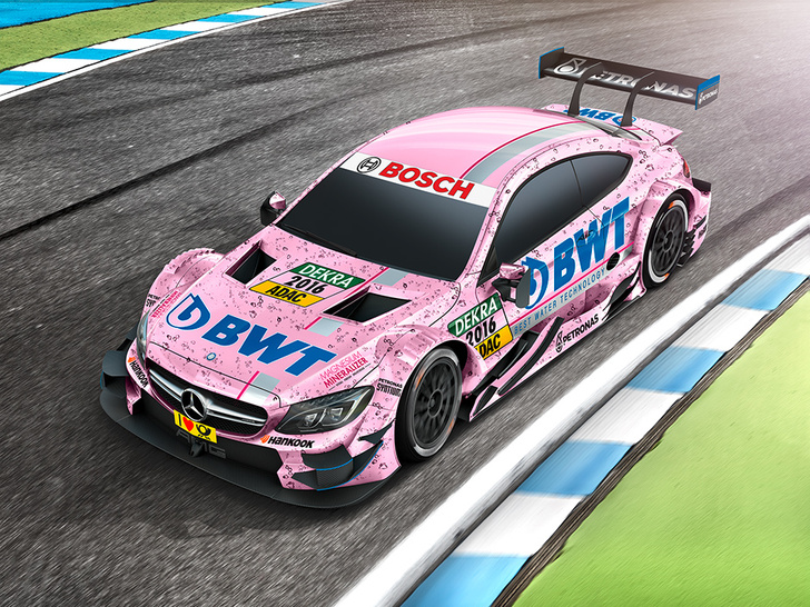 На треке с BWT Притягивающий внимание розовый Mercedes AMG C 63 купе DTM с символиковй BWT