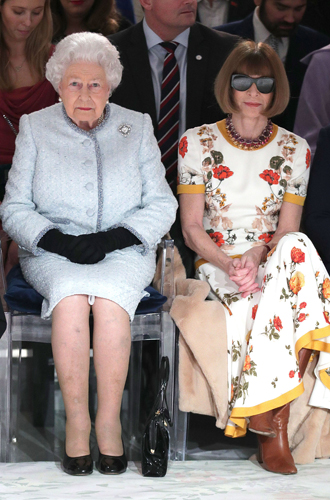 Только спокойствие: Как Елизавета II помогла Анне Винтур расслабиться на показе Richard Quinn