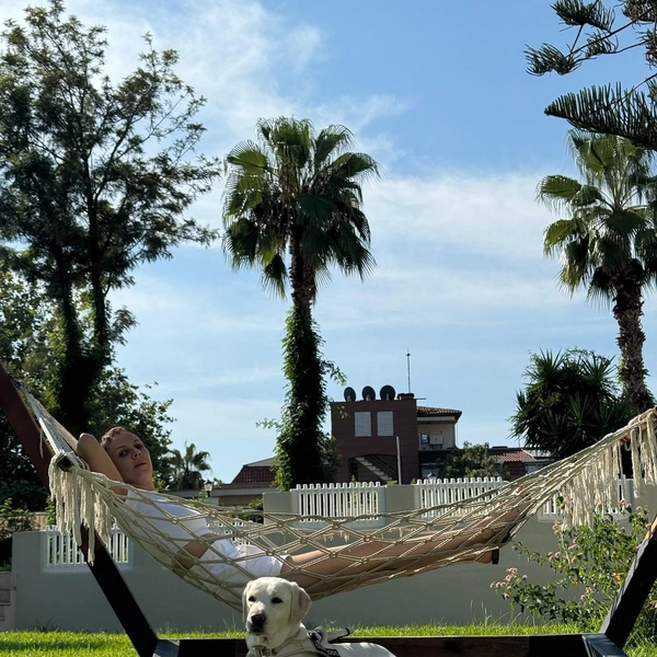 — Чтобы поехать в другую страну с собакой-поводырем, нужно взять у ветеринара справку по определенной форме. Причем в разных странах эта форма отличается. И брать эту справку нужно в каждом случае за разное количество дней. Потом через электронную систему Россельхознадзора «Меркурий» документы отправляешь в аэропорт и заранее приезжаешь туда — пройти ветконтроль. После этого тебе выдают международный ветеринарный сертификат на английском языке | Источник: Ольга Лифанова / vk.com