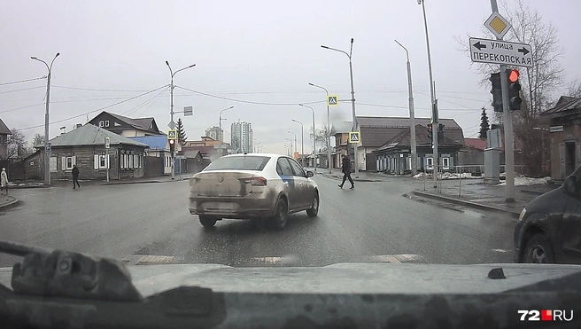 Промчавшийся на красный водитель едва не сбил пешехода | Источник: читатель 72.RU