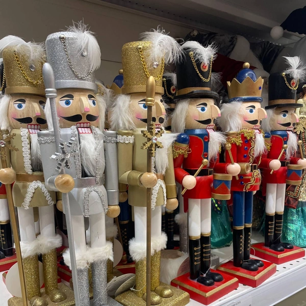 Стройным рядом - армия Щелкунчиков  | Источник: Алёна Золотухина / NGS.RU