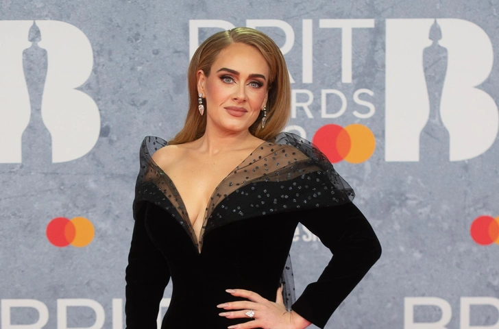 Неухоженную Адель случайно засняли во время ужина с возлюбленным — вы бы так точно не оделись