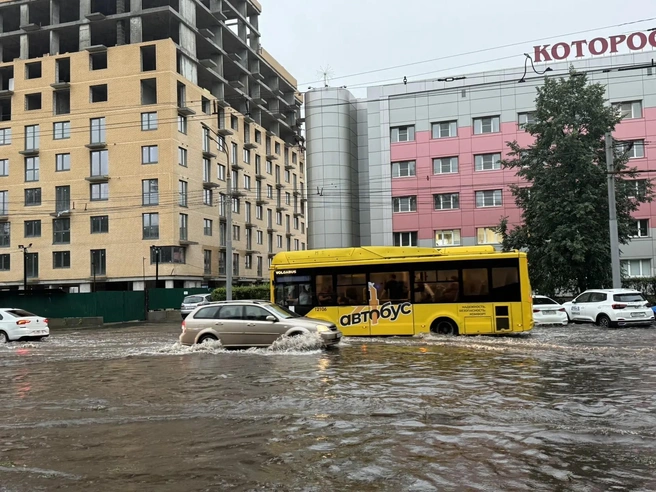 Большая Октябрьская теперь больше похожа на реку Которосль, чем на автодорогу | Источник: Анна Ёлкина / 76.RU