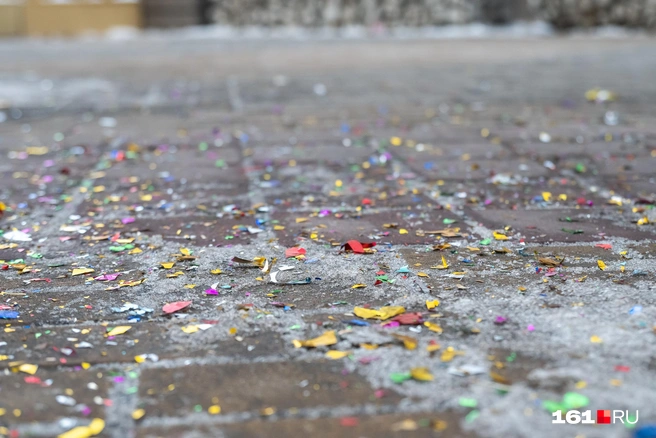 На тротуарах остались следы новогодней ночи | Источник: Евгений Вдовин / 161.RU
