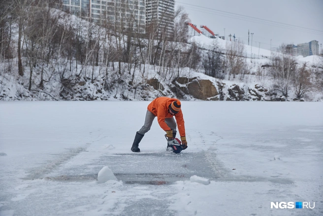 Прорубь открыли только сегодня | Источник: Александр Ощепков / NGS.RU