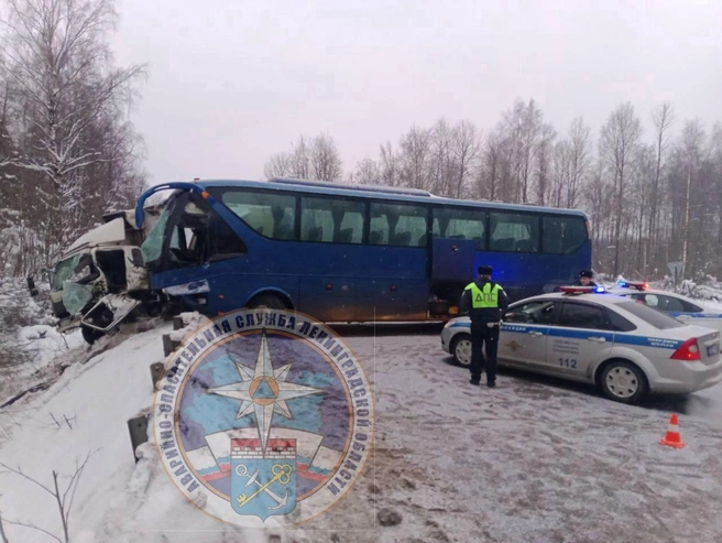 Авария автобуса с КАМАЗом в Ленобласти: водитель грузовика зажат | Источник: Аварийно-спасательная служба ЛО