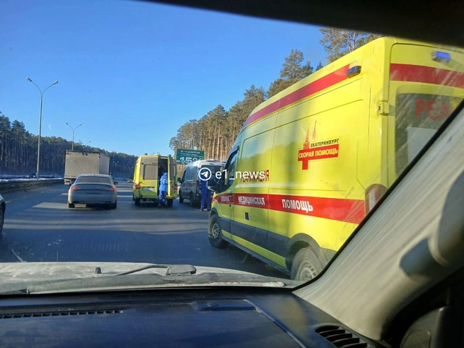 В Екатеринбурге водитель врезался в людей, помогавших менять колесо. Есть погибший и пострадавшие | Источник: E1.RU