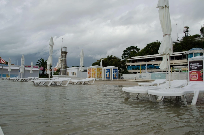 Сильные дожди в октябре подтопили пляжи | Источник: Оксана Витязь