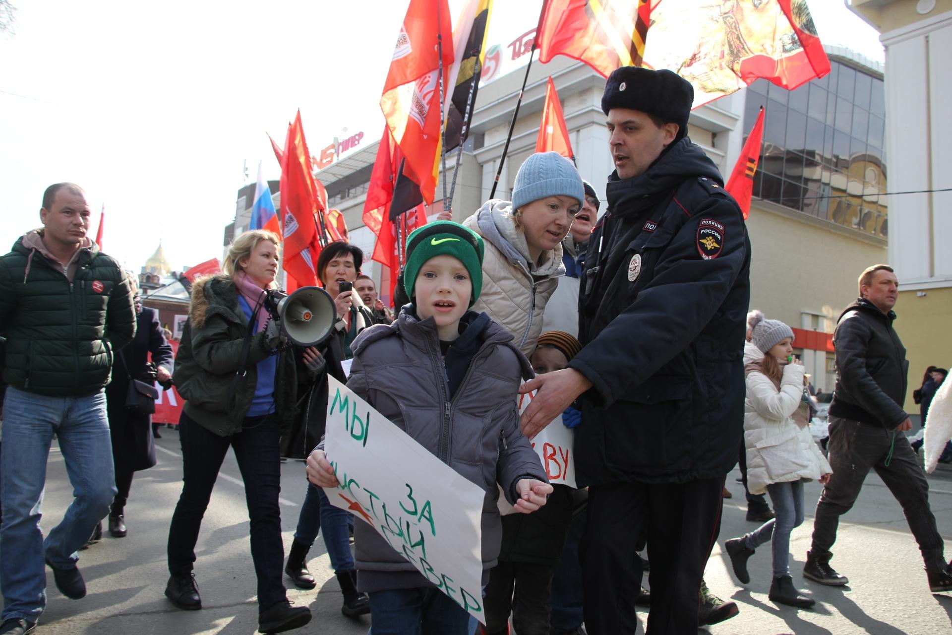 Фоторепортаж с несогласованной акции протеста в Архангельске против  московского мусора 7 апреля 2019 года - 7 апреля 2019 - 29.ру