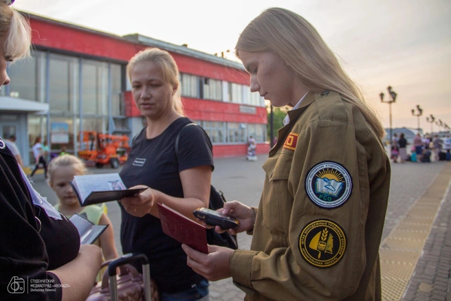 Еще одну почетную награду на уровне страны получили проводники «Ласточки». Их признали лучшими на Всероссийском трудовом проекте студенческих в Москве. Этим летом в поездах дальнего следования работали 77 студентов, а зимой — 24 человека | Источник: студенческие отряды Архангельской области