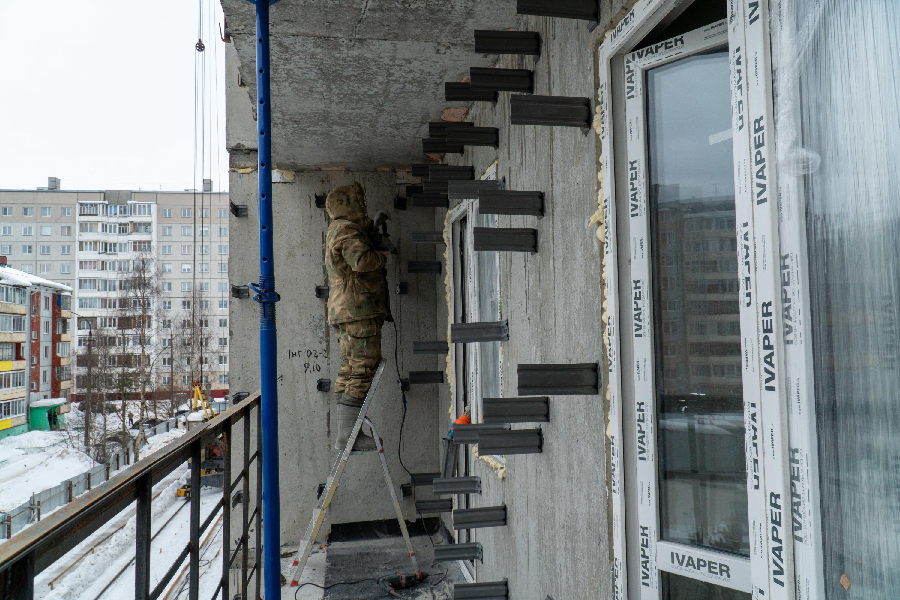 Окна вставляют даже по выходным: фоторепортаж со стройки социальных домов