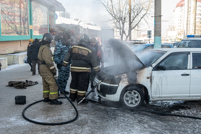 На данный момент автомобиль потушен | Источник: Олег Фёдоров  / CHITA.RU