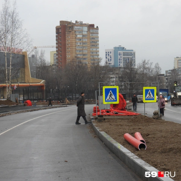 Для пешеходов всё время стройки обеспечивают проход к ближайшей железнодорожной остановке | Источник: Кирилл Хафизов / 59.RU