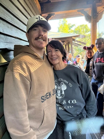 Люк Паркхерст со своей мамой Пэтти