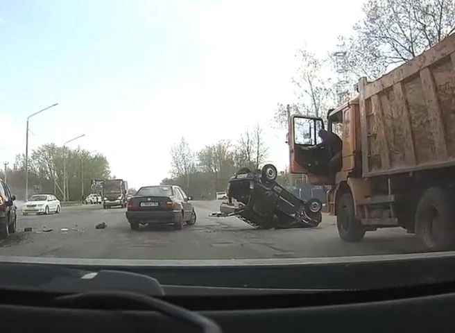 Момент ДТП с перевернувшейся на Ряжском шоссе легковушкой попал на видео | ya62.ru